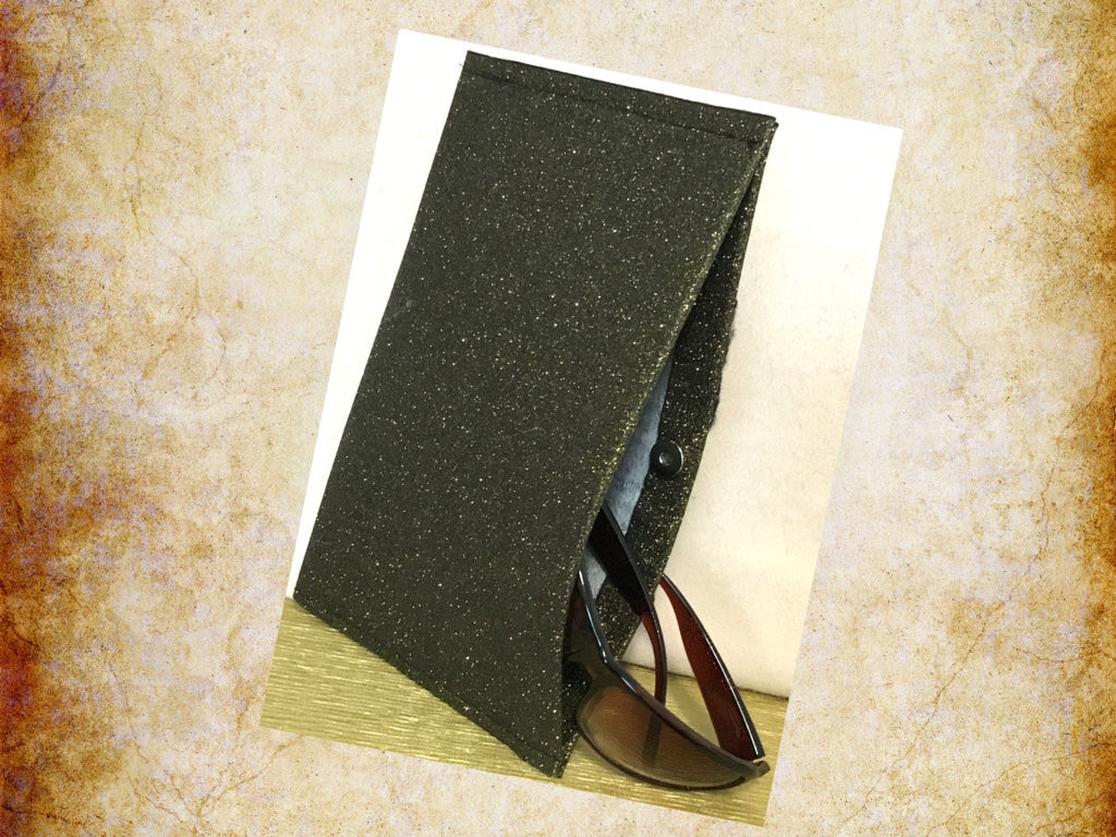 Glitter Wool Pouch, Brilliant Gold Sleeve, Kiss Design.