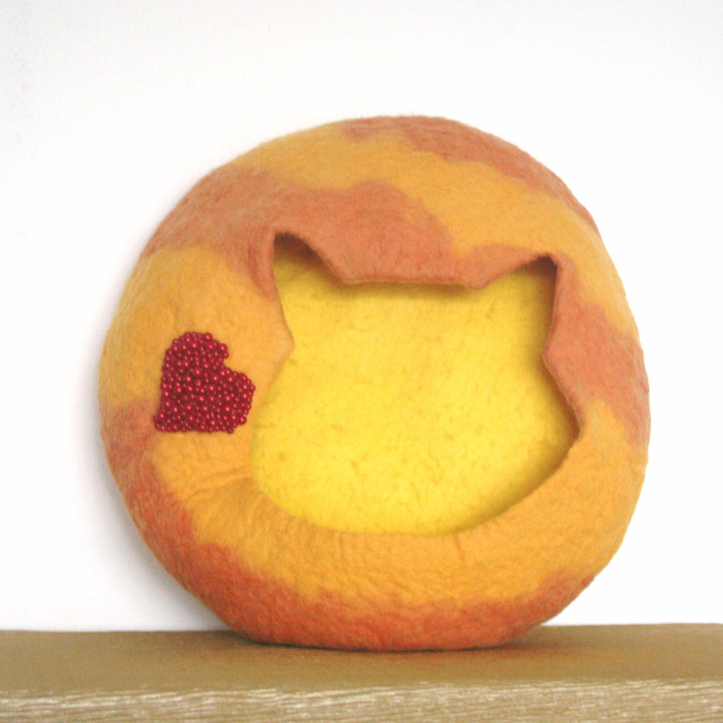 Wool Cat Cave, Red pearl heart, Comfort and bling for your cat!
