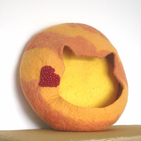 Wool Cat Cave, Red pearl heart, Comfort and bling for your cat!