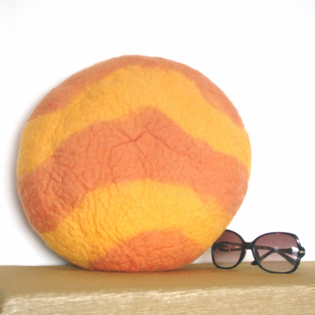 Wool Cat Cave, Red pearl heart, Comfort and bling for your cat!