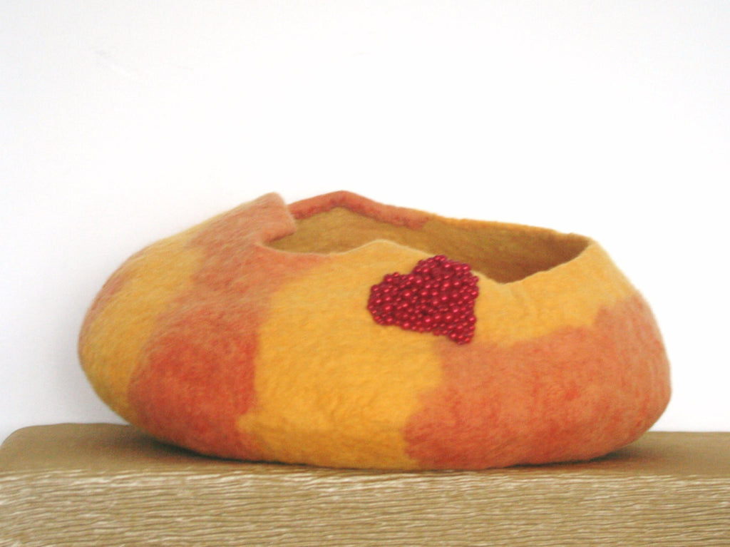 Wool Cat Cave, Red pearl heart, Comfort and bling for your cat!